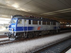 Lokomotywa EU07 wyjeżdżająca z tunelu na torach kolejowych