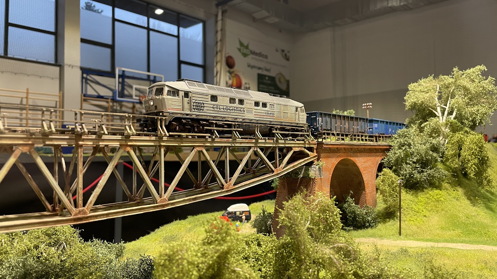 Model lokomotywy CTL Logistics z wagonami na moście – Beskidzka Grupa Modelowa