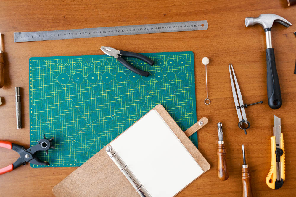 Narzędzia i techniczna kartka w warsztacie Beskidzkiej Grupy Modelowej