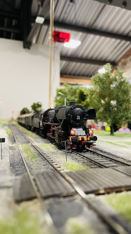 Model czarnego parowozu z historycznymi wagonami pasażerskimi – BGM