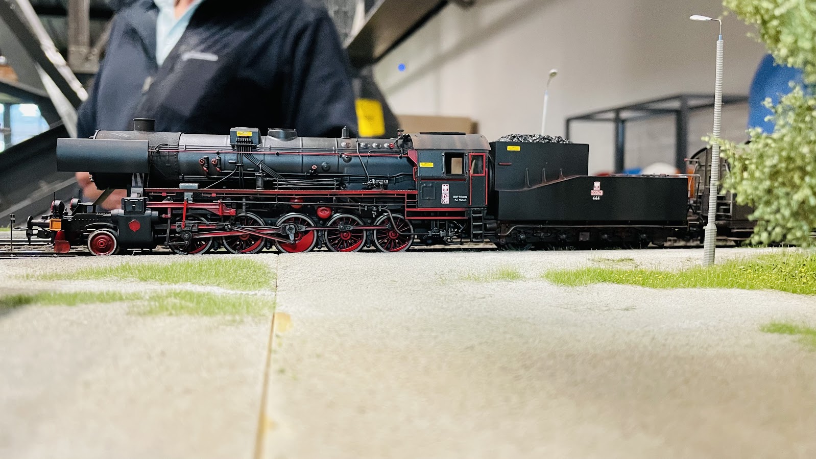 Model parowozu z początku XX wieku ciągnący wagony towarowe